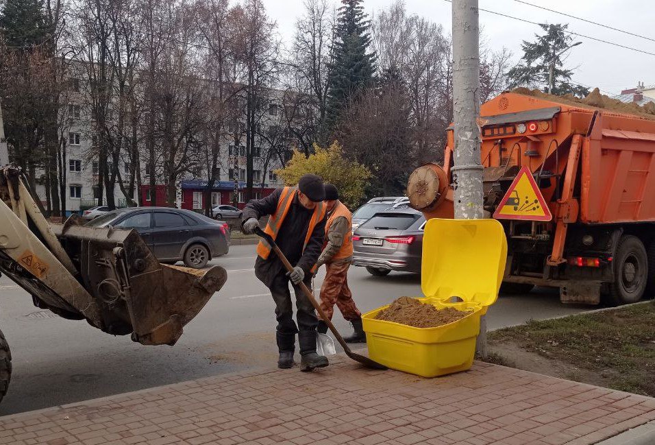230 контейнеров с песко-соляной смесью поставят на остановках Владимира 230 контейнеров с песко-соляной смесью поставят на остановках Владимира