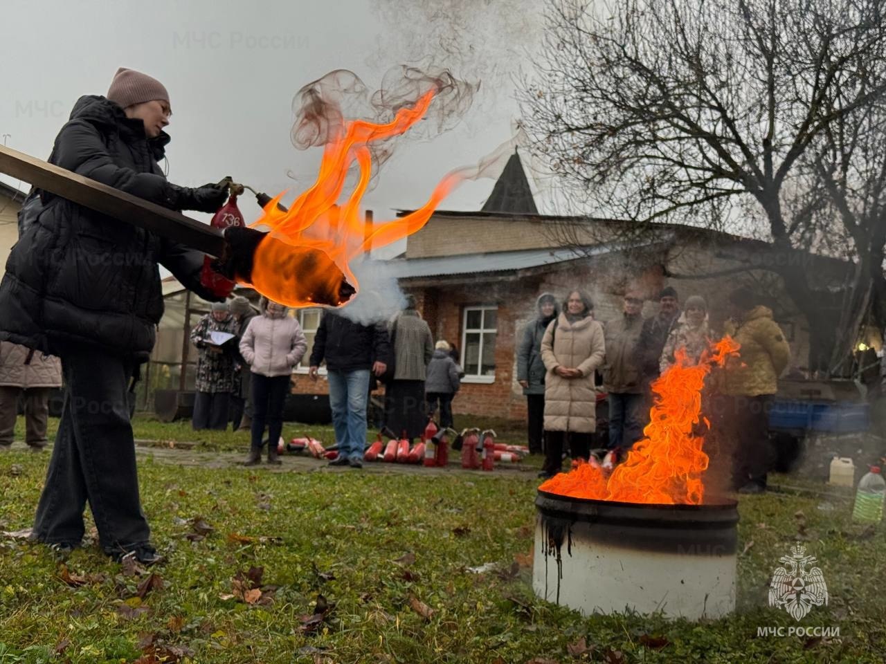 Сотрудники МЧС России проводят практические занятия с работниками Владимиро-Суздальского музея-заповедника Сотрудники МЧС России проводят практические занятия с работниками Владимиро-Суздальского музея-заповедника