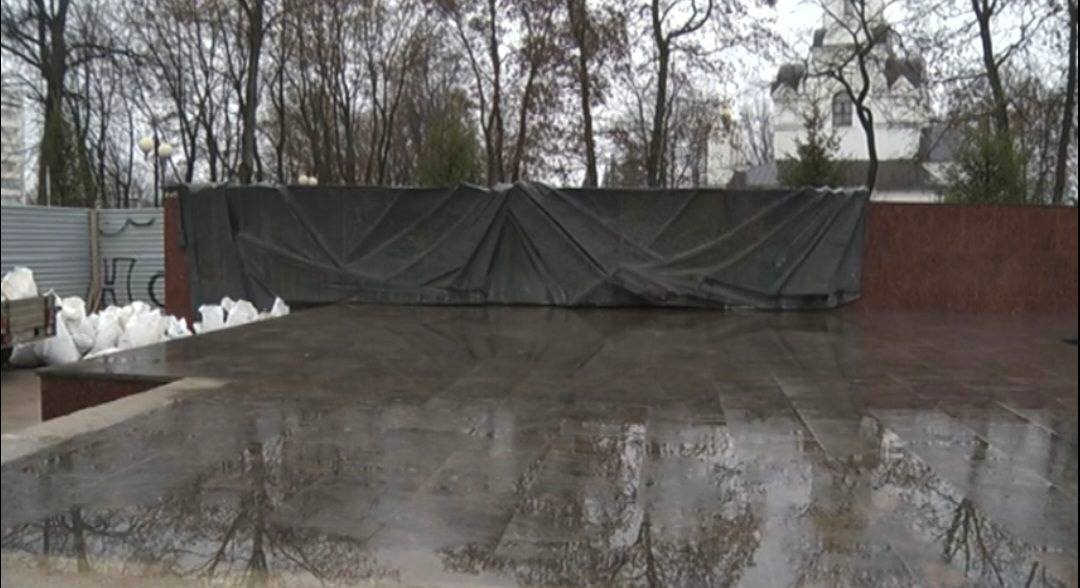 На мемориале на площади Победы смонтировали звезду и венок Вечного огня На мемориале на площади Победы смонтировали звезду и венок Вечного огня