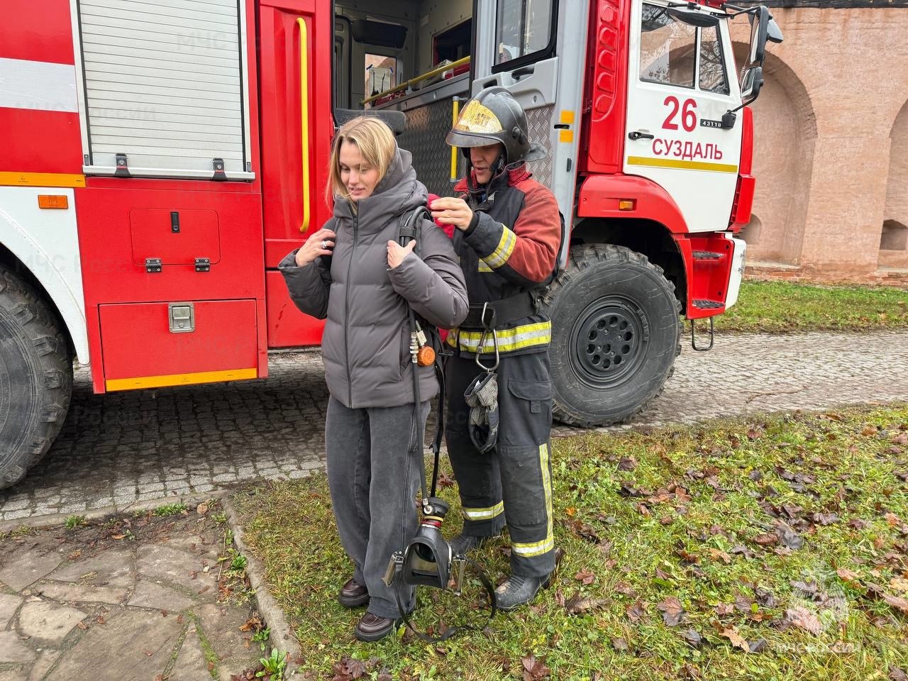 Сотрудники МЧС России проводят практические занятия с работниками Владимиро-Суздальского музея-заповедника Сотрудники МЧС России проводят практические занятия с работниками Владимиро-Суздальского музея-заповедника