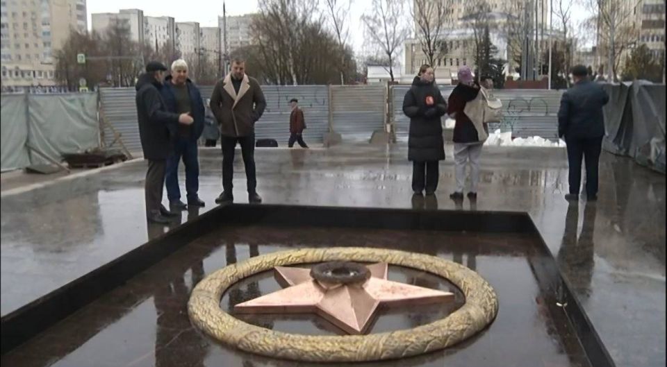 На мемориале на площади Победы смонтировали звезду и венок Вечного огня