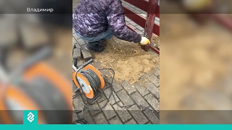 Сотрудники МКУ «Зеленый город» начали монтаж ограждений для катка в парке Пушкина