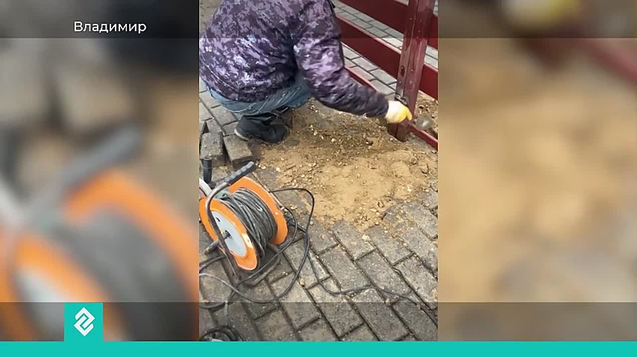 Сотрудники МКУ «Зеленый город» начали монтаж ограждений для катка в парке Пушкина