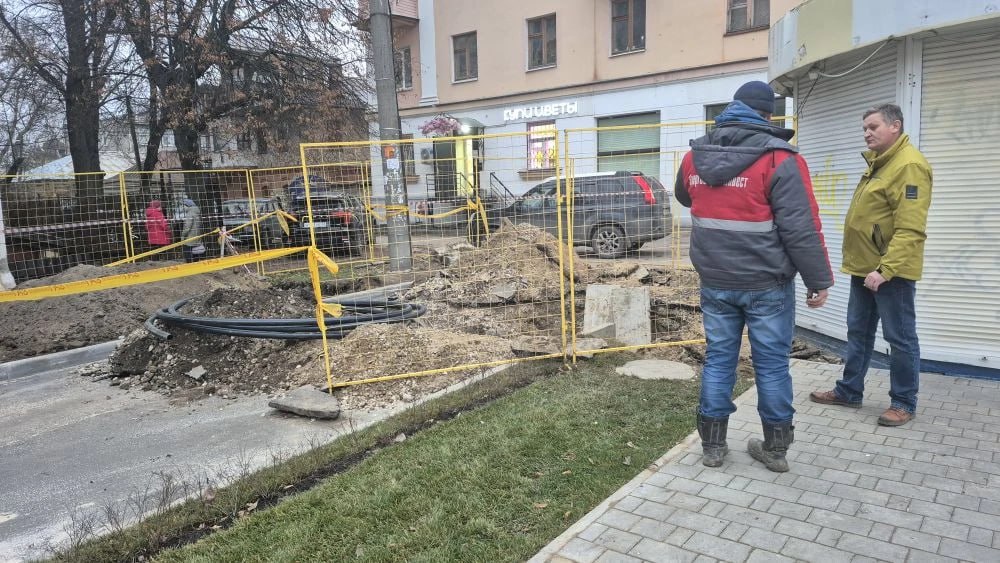 В настоящее время в сквере за остановкой "Вокзальный спуск" ведутся работы по благоустройству территории