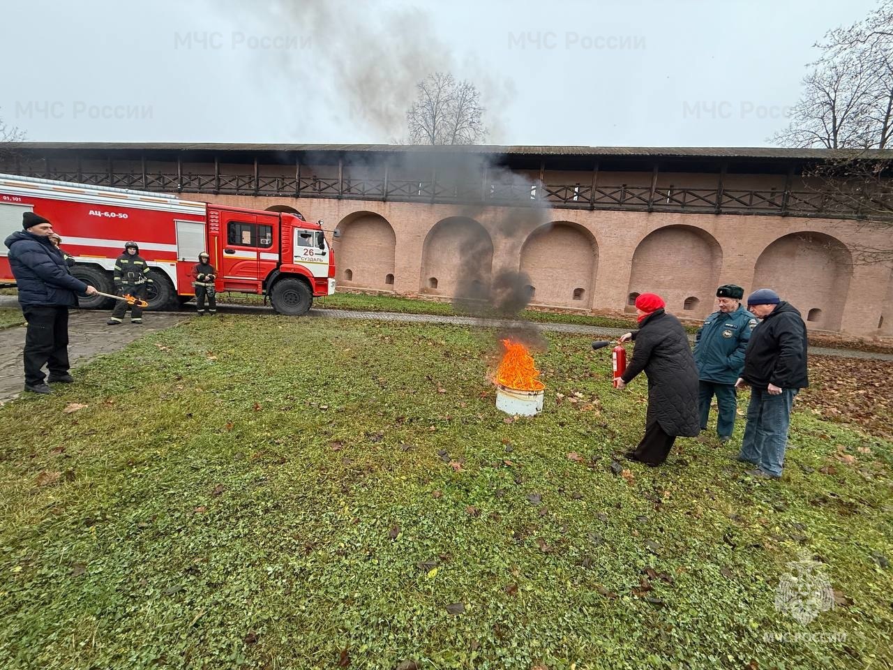 Сотрудники МЧС России проводят практические занятия с работниками Владимиро-Суздальского музея-заповедника Сотрудники МЧС России проводят практические занятия с работниками Владимиро-Суздальского музея-заповедника