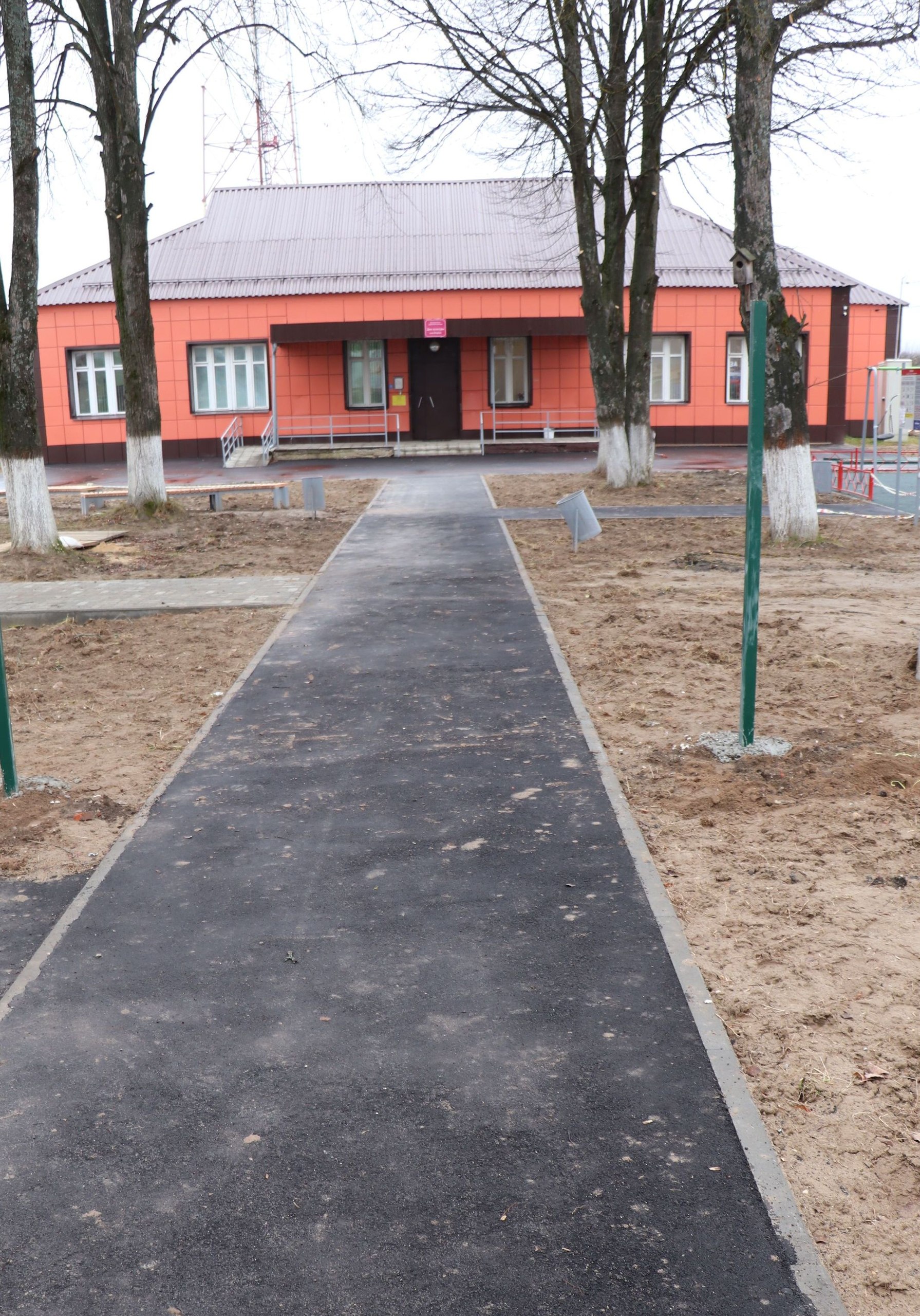 В селе Второво Камешковского района благоустраивают территорию возле Дома культуры В селе Второво Камешковского района благоустраивают территорию возле Дома культуры