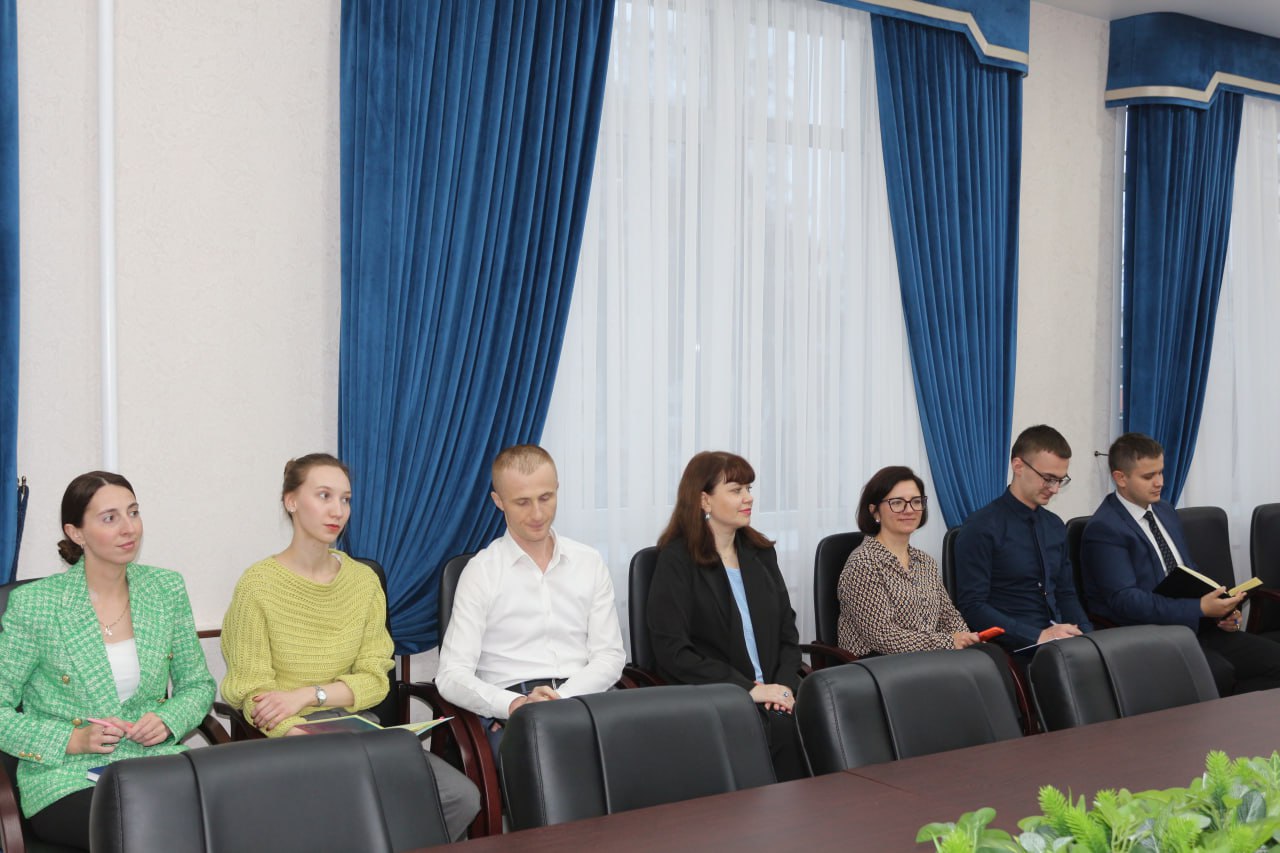 . В прокуратуре области состоялось информационно-просветительское мероприятие На прошедшей неделе в прокуратуре области для работников проведено информационно-просветительское мероприятие от Российского общества «Знание» . В прокуратуре области состоялось информационно-просветительское мероприятие На прошедшей неделе в прокуратуре области для работников проведено информационно-просветительское мероприятие от Российского общества «Знание»