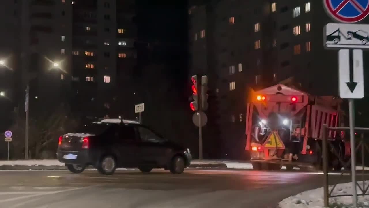 Сотрудники Центра управления городскими дорогами продолжают борьбу с непогодой!