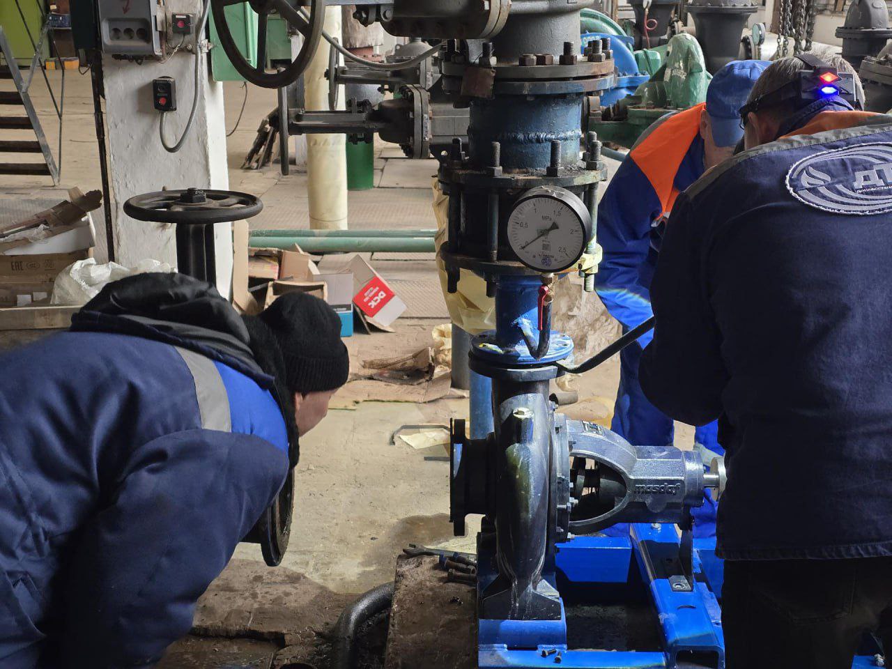 Владимирские специалисты проводит ремонт в котельной в подшефном Кировском