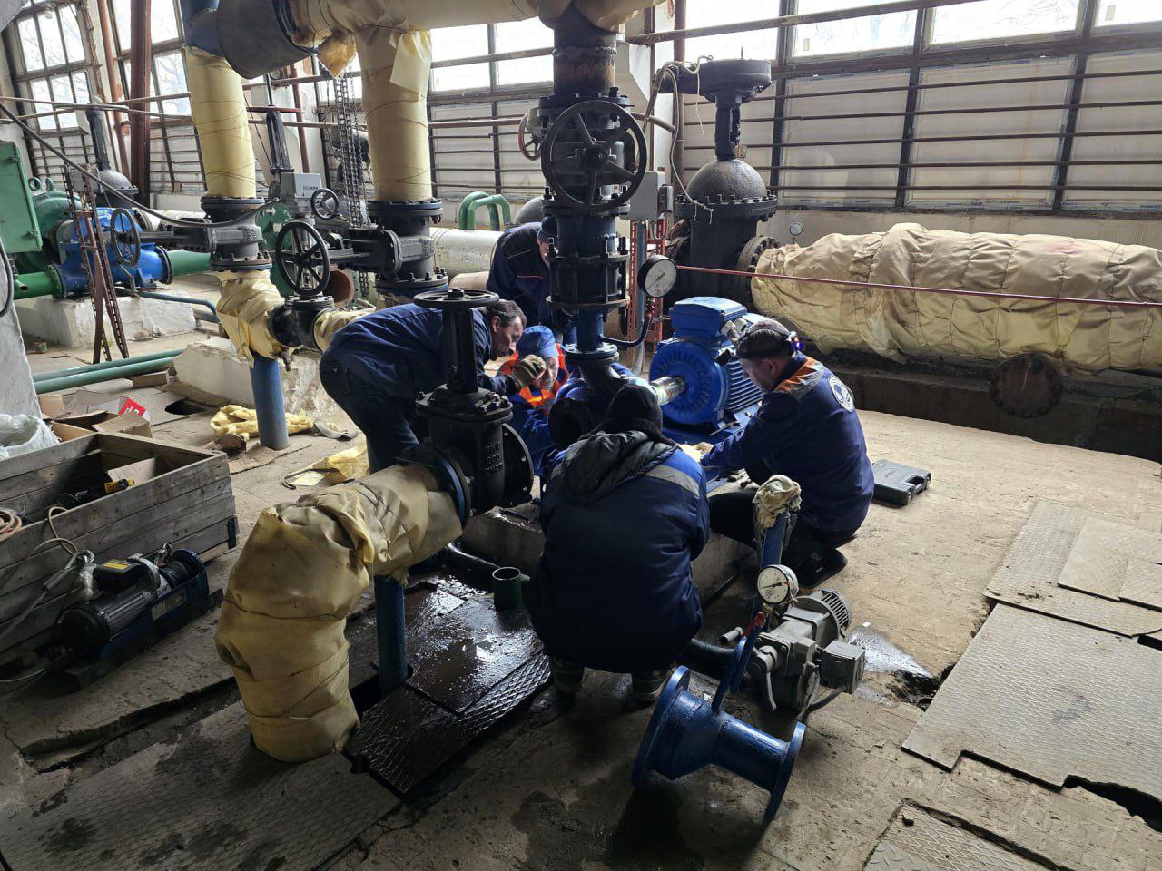 Владимирские специалисты проводит ремонт в котельной в подшефном Кировском Владимирские специалисты проводит ремонт в котельной в подшефном Кировском