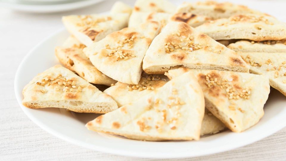 Не стоит выливать воду после варки макарон: станет основой для вкуснейших лепешек