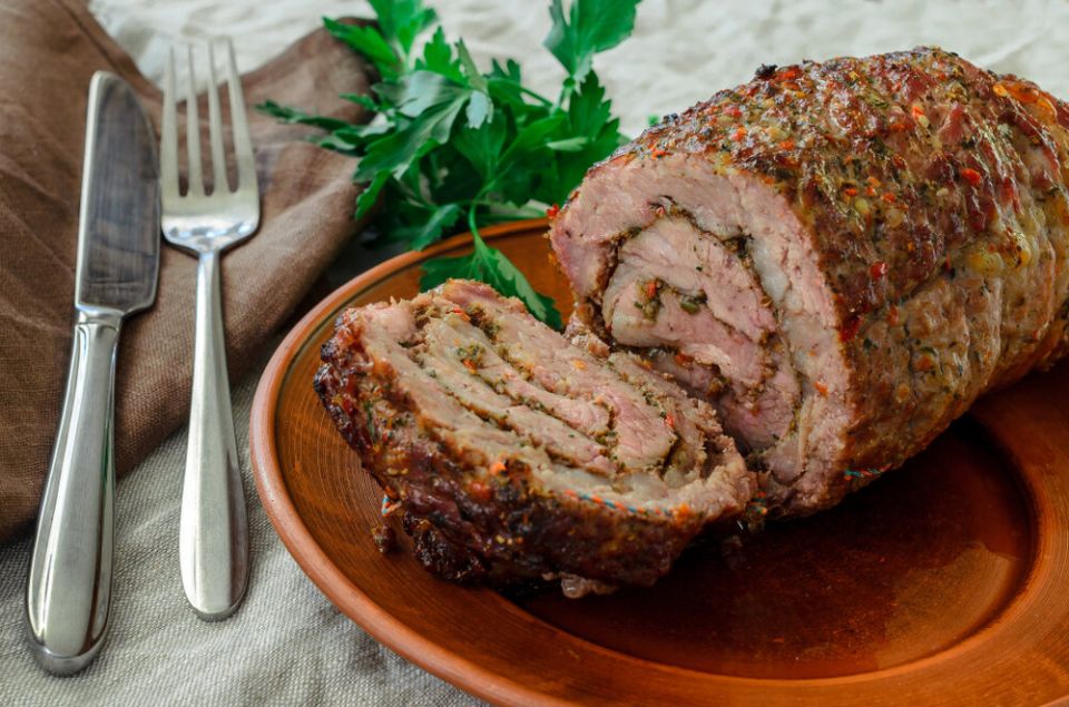 Мясные рулеты: 10 сытных рецептов для любого случая