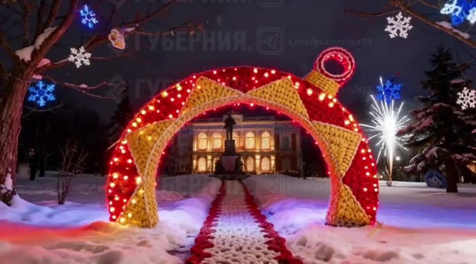 Новогодняя атмосфера - ждем украшения Владимира