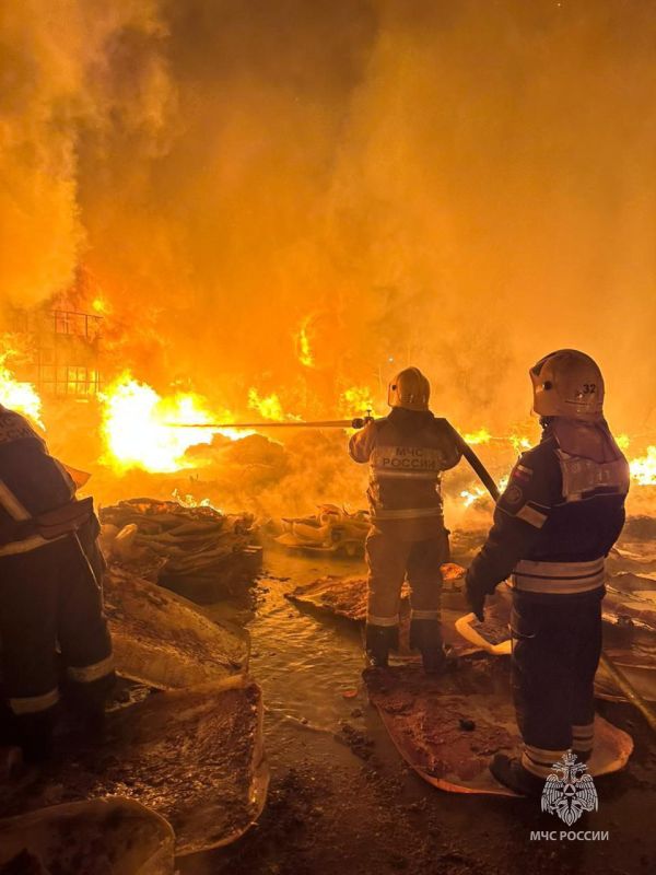 Сотрудники МЧС России оперативно ликвидировали пожар на складе в Петушинском районе