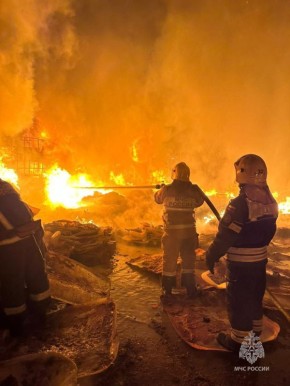 Сотрудники МЧС России оперативно ликвидировали пожар на складе в Петушинском районе