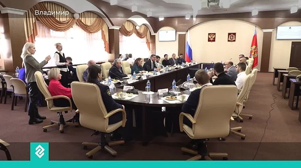 Глава региона Александр Авдеев встретился с тренерами и спортсменами по самбо и борьбе