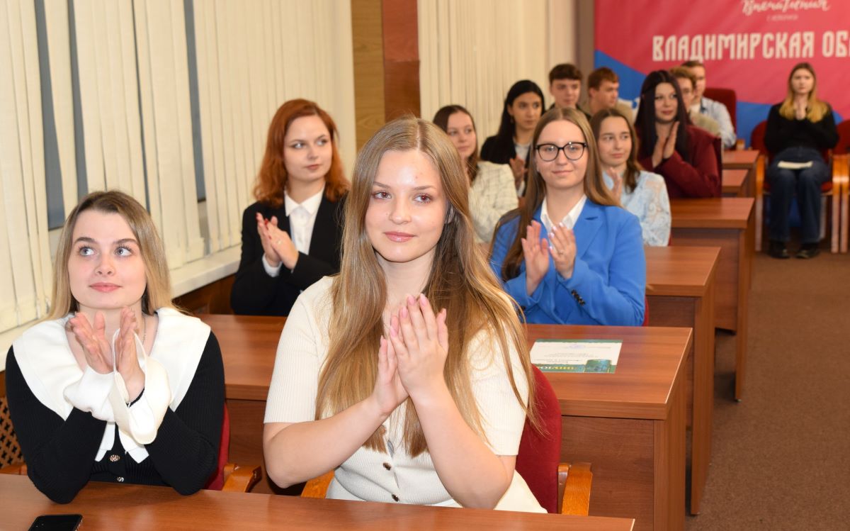 «В жизни есть много вещей, которые нас разъединяют, но всегда надо находить то, что объединяет. И я хочу, чтобы вы всегда помнили, что вы принадлежите одной команде – Юридического института ВлГУ. Когда мы вместе – мы всегда... «В жизни есть много вещей, которые нас разъединяют, но всегда надо находить то, что объединяет. И я хочу, чтобы вы всегда помнили, что вы принадлежите одной команде – Юридического института ВлГУ. Когда мы вместе – мы всегда...
