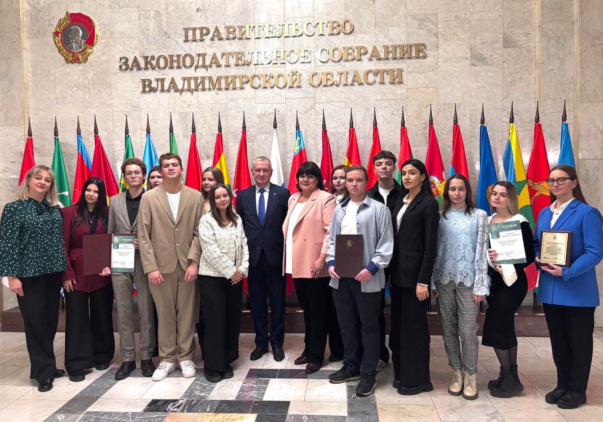 «В жизни есть много вещей, которые нас разъединяют, но всегда надо находить то, что объединяет. И я хочу, чтобы вы всегда помнили, что вы принадлежите одной команде – Юридического института ВлГУ. Когда мы вместе – мы всегда... «В жизни есть много вещей, которые нас разъединяют, но всегда надо находить то, что объединяет. И я хочу, чтобы вы всегда помнили, что вы принадлежите одной команде – Юридического института ВлГУ. Когда мы вместе – мы всегда...