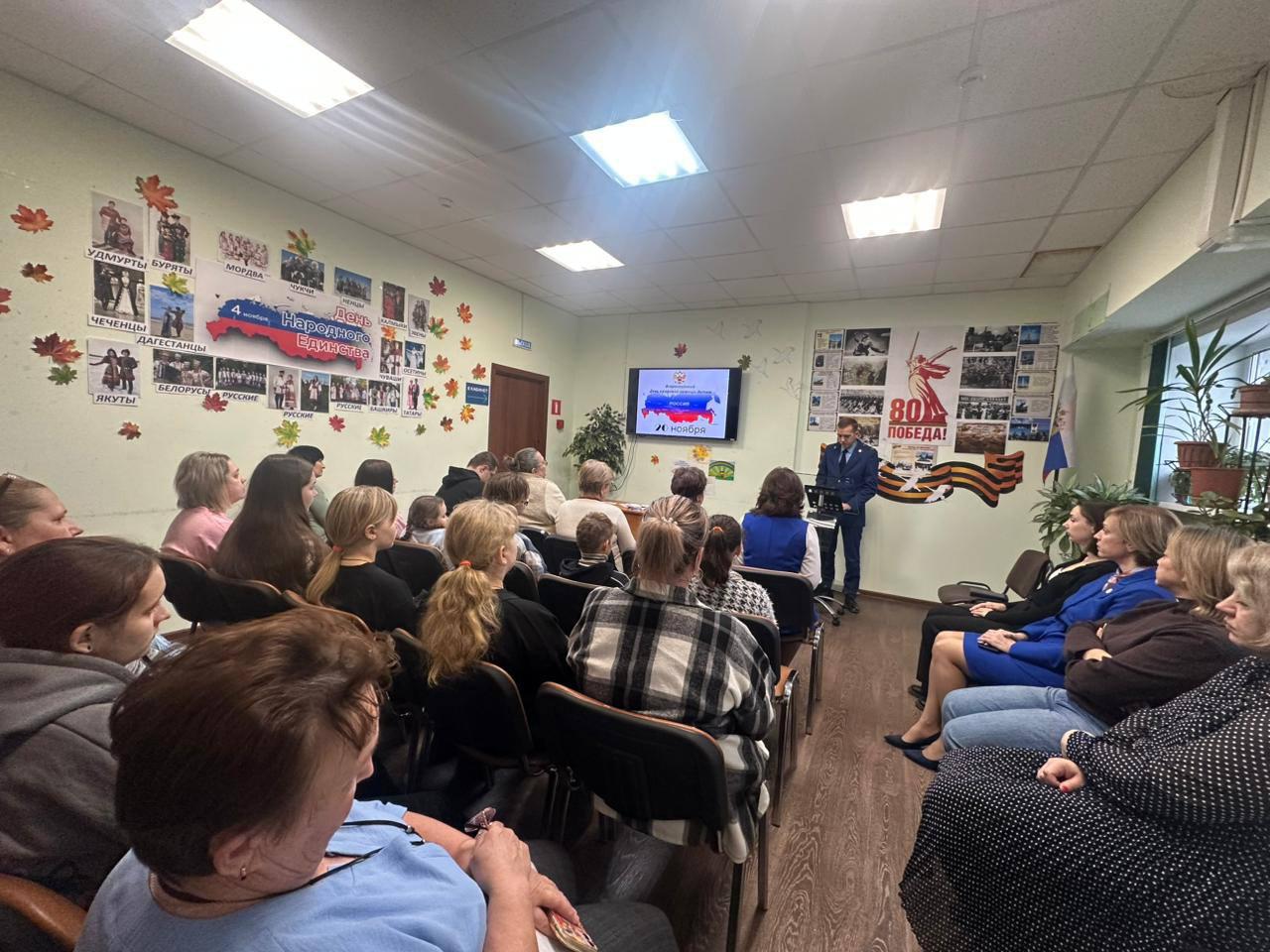 . Помощник прокурора Петушинского района Иванов Александр рассказал детям и родителям о полномочиях надзорного ведомства в сфере защиты прав несовершеннолетних На прошедшей неделе на базе ГБУСО ВО «Петушинский комплексный... . Помощник прокурора Петушинского района Иванов Александр рассказал детям и родителям о полномочиях надзорного ведомства в сфере защиты прав несовершеннолетних На прошедшей неделе на базе ГБУСО ВО «Петушинский комплексный...