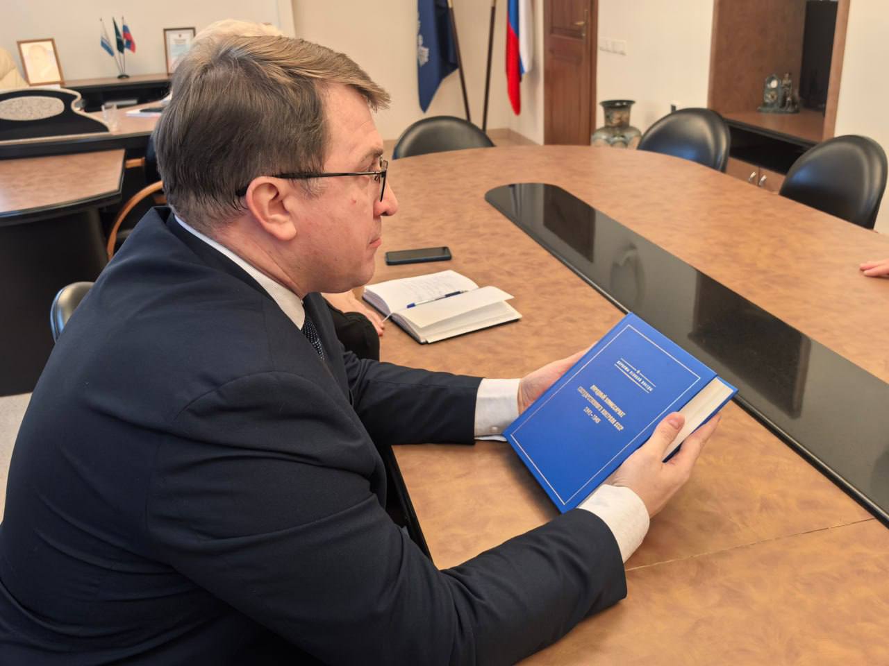 Заместитель руководителя Казначейства России Александр Михайлик, находясь с рабочим визитом в г. Омске, провел встречу с и.о. ректора Омского государственного университета имени Ф.М. Достоевского Иваном Кроттом Заместитель руководителя Казначейства России Александр Михайлик, находясь с рабочим визитом в г. Омске, провел встречу с и.о. ректора Омского государственного университета имени Ф.М. Достоевского Иваном Кроттом