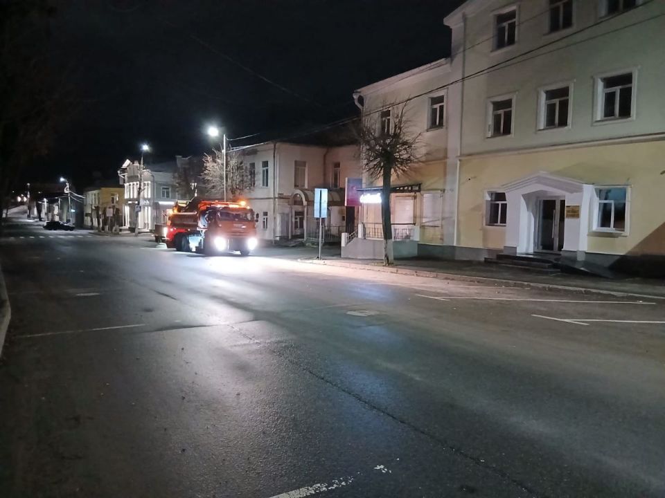 Город засыпает – коммунальщики работают!