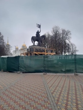Во Владимире прокурор добивается устранения нарушений при выполнении ремонта скульптурной композиции «Князь Владимир» и постамента к ней в парке имени А.С. Пушкина