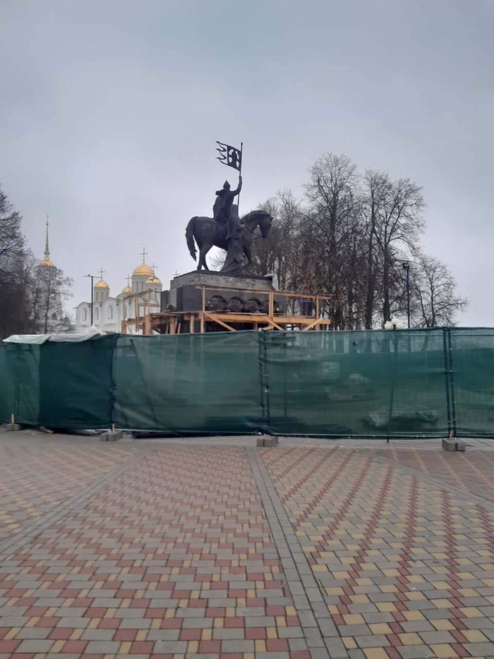 Во Владимире прокурор добивается устранения нарушений при выполнении ремонта скульптурной композиции «Князь Владимир» и постамента к ней в парке имени А.С. Пушкина