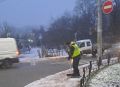 Сотрудники ЦУГД убирают дороги, остановки и тротуары после снегопада
