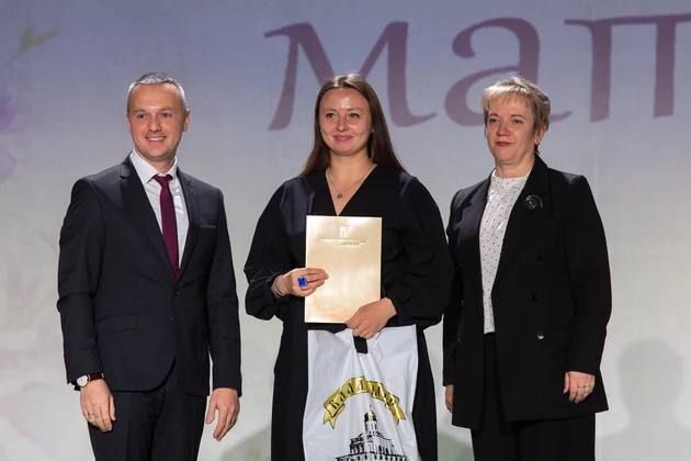 В преддверии Дня матери, который отмечается в последнее воскресенье ноября, во Владимире поздравили более ста мам