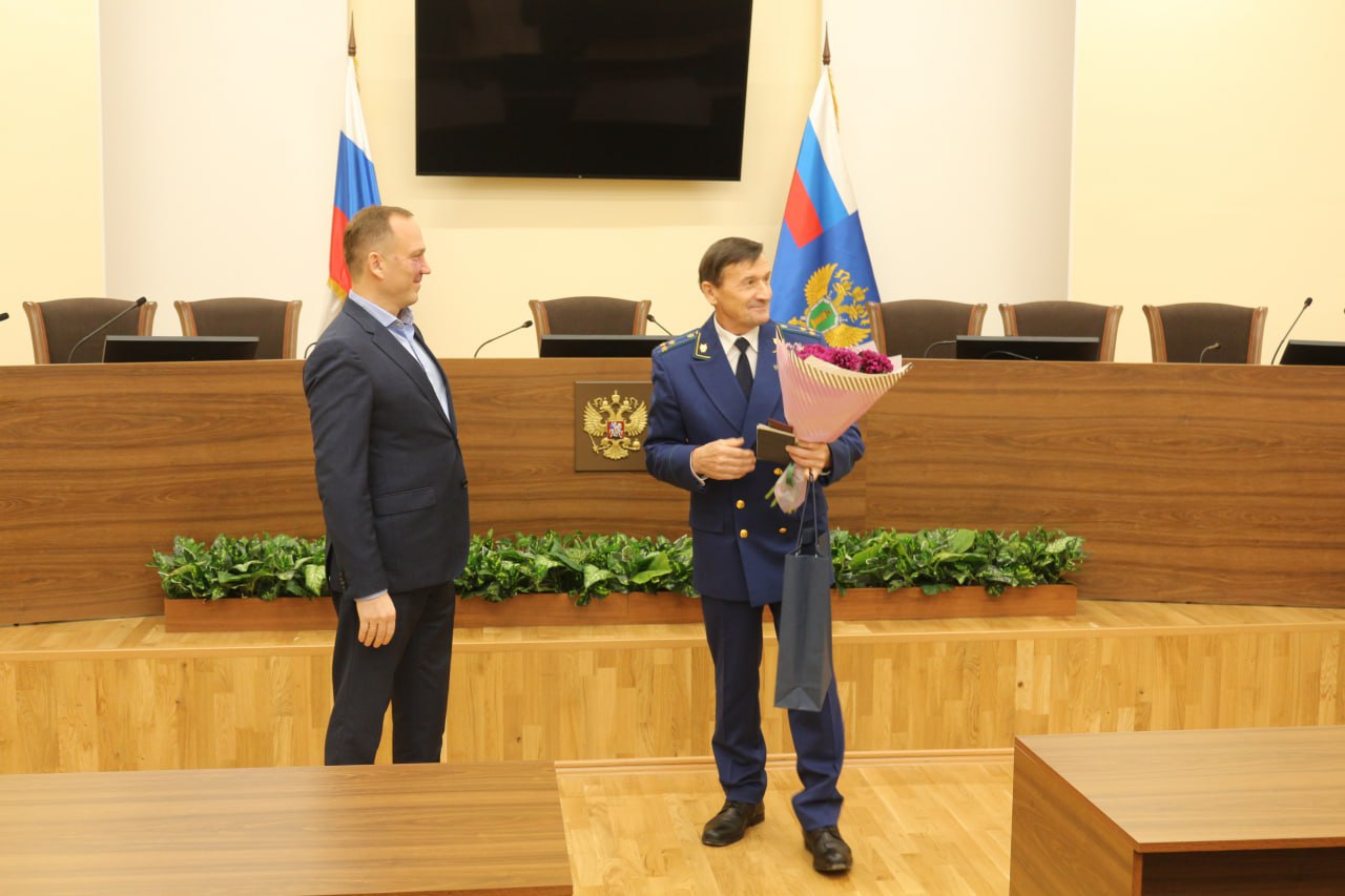 . Прокурор области Иван Грибов поздравил ветерана надзорного ведомства с юбилеем В прокуратуре области состоялось торжественное собрание, посвященное 70-летнему юбилею ветерана надзорного ведомства Александра Ивановича...