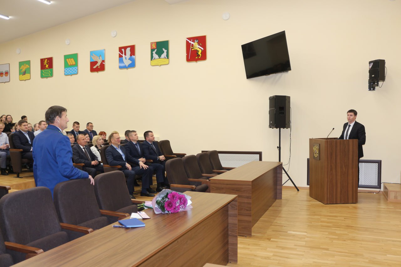 . Прокурор области Иван Грибов поздравил ветерана надзорного ведомства с юбилеем В прокуратуре области состоялось торжественное собрание, посвященное 70-летнему юбилею ветерана надзорного ведомства Александра Ивановича... . Прокурор области Иван Грибов поздравил ветерана надзорного ведомства с юбилеем В прокуратуре области состоялось торжественное собрание, посвященное 70-летнему юбилею ветерана надзорного ведомства Александра Ивановича...