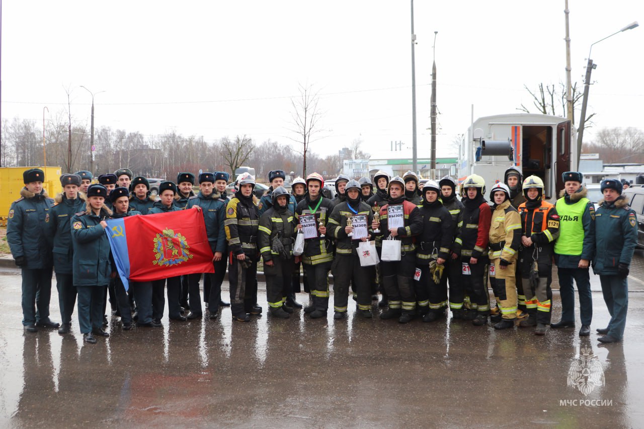 В этом году соревнования по скоростному подъёму «Вертикальный вызов» посвятили 35-летнему юбилею МЧС России