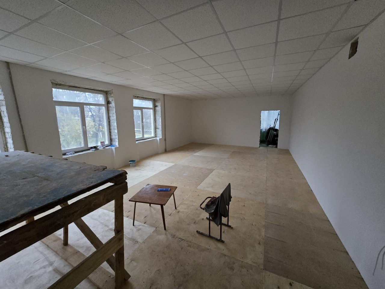 Владимирские специалисты ремонтируют танцевальные залы в доме творчества в подшефном Кировском Владимирские специалисты ремонтируют танцевальные залы в доме творчества в подшефном Кировском