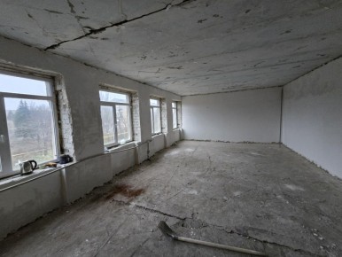 Владимирские специалисты ремонтируют танцевальные залы в доме творчества в подшефном Кировском