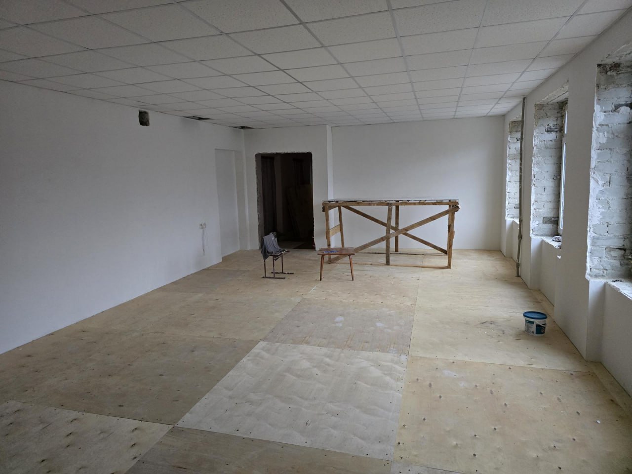 Владимирские специалисты ремонтируют танцевальные залы в доме творчества в подшефном Кировском Владимирские специалисты ремонтируют танцевальные залы в доме творчества в подшефном Кировском