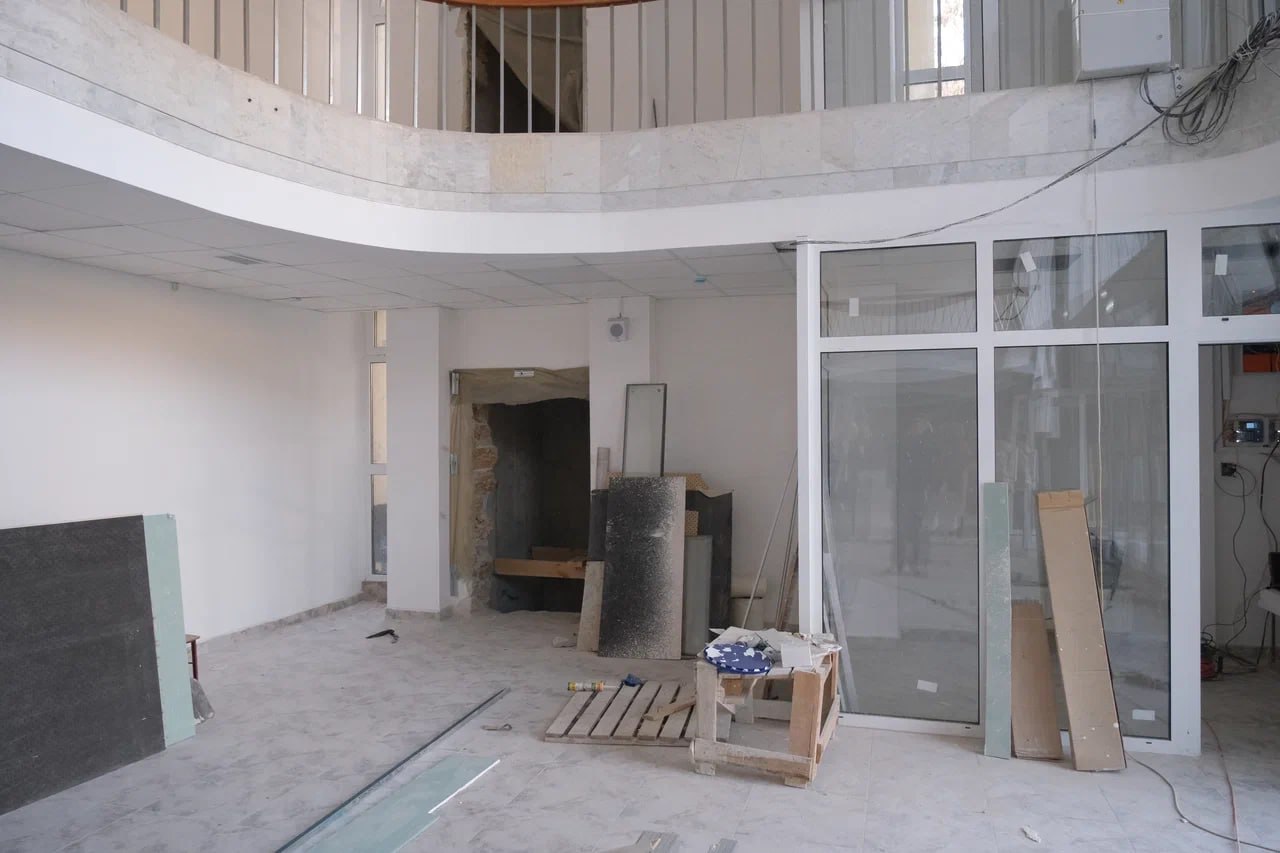 Подрядчика попросили убрать свалку стройматериалов перед ремонтируемым центром культуры в Ялте Подрядчика попросили убрать свалку стройматериалов перед ремонтируемым центром культуры в Ялте