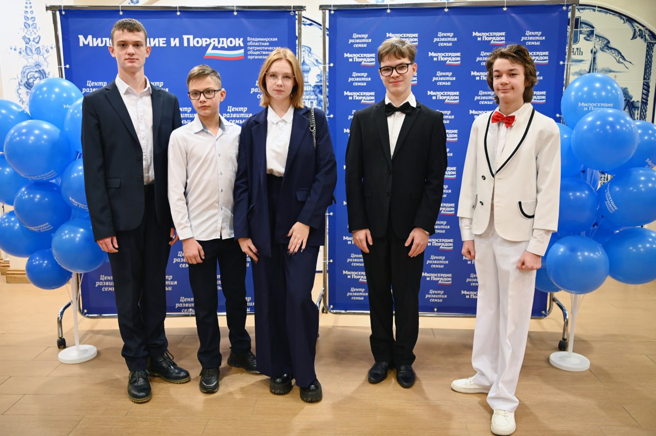 Талантливые школьники получили персональные стипендии! Талантливые школьники получили персональные стипендии!