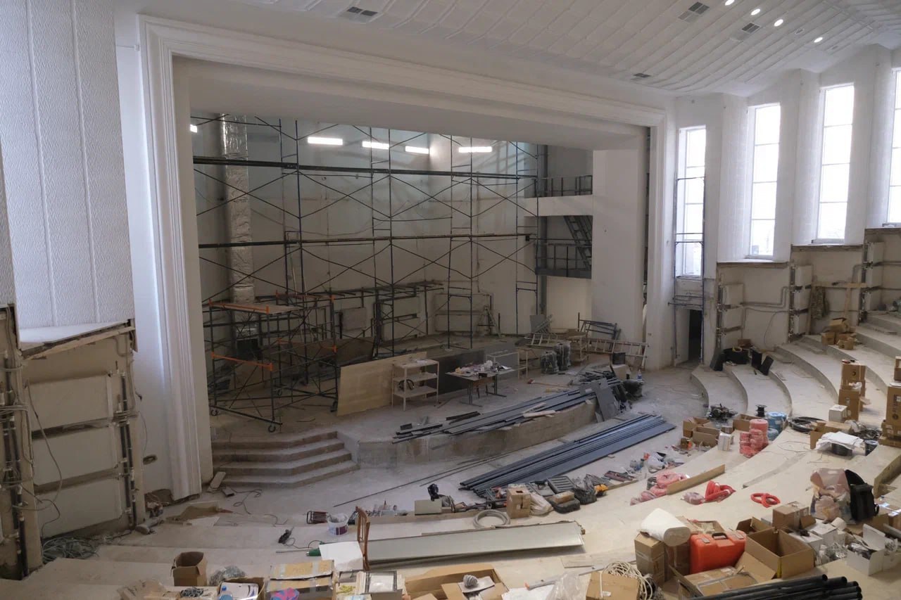 Подрядчика попросили убрать свалку стройматериалов перед ремонтируемым центром культуры в Ялте Подрядчика попросили убрать свалку стройматериалов перед ремонтируемым центром культуры в Ялте