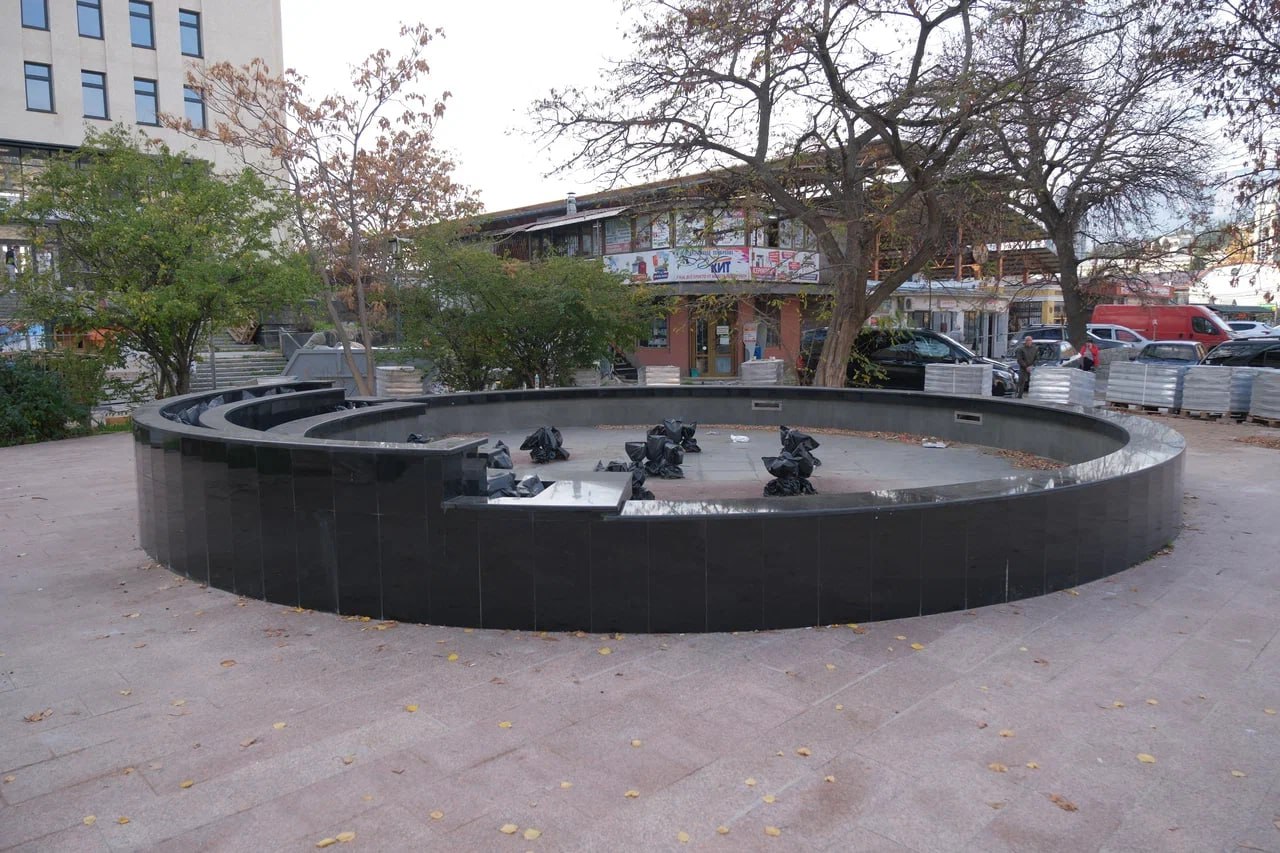 Подрядчика попросили убрать свалку стройматериалов перед ремонтируемым центром культуры в Ялте