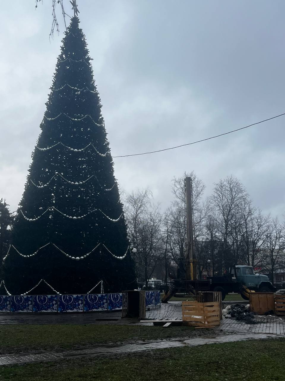 С первым днём календарной зимы, уважаемые подписчики! «Вырастают» постепенно новогодние городские ёлки
