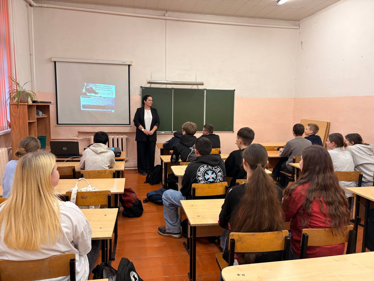 . В Меленках помощник прокурора района Евгения Назарова обсудила со школьниками проблемы наркомании С целью профилактики употребления несовершеннолетними наркотических средств помощник прокурора Меленковского района Евгения...