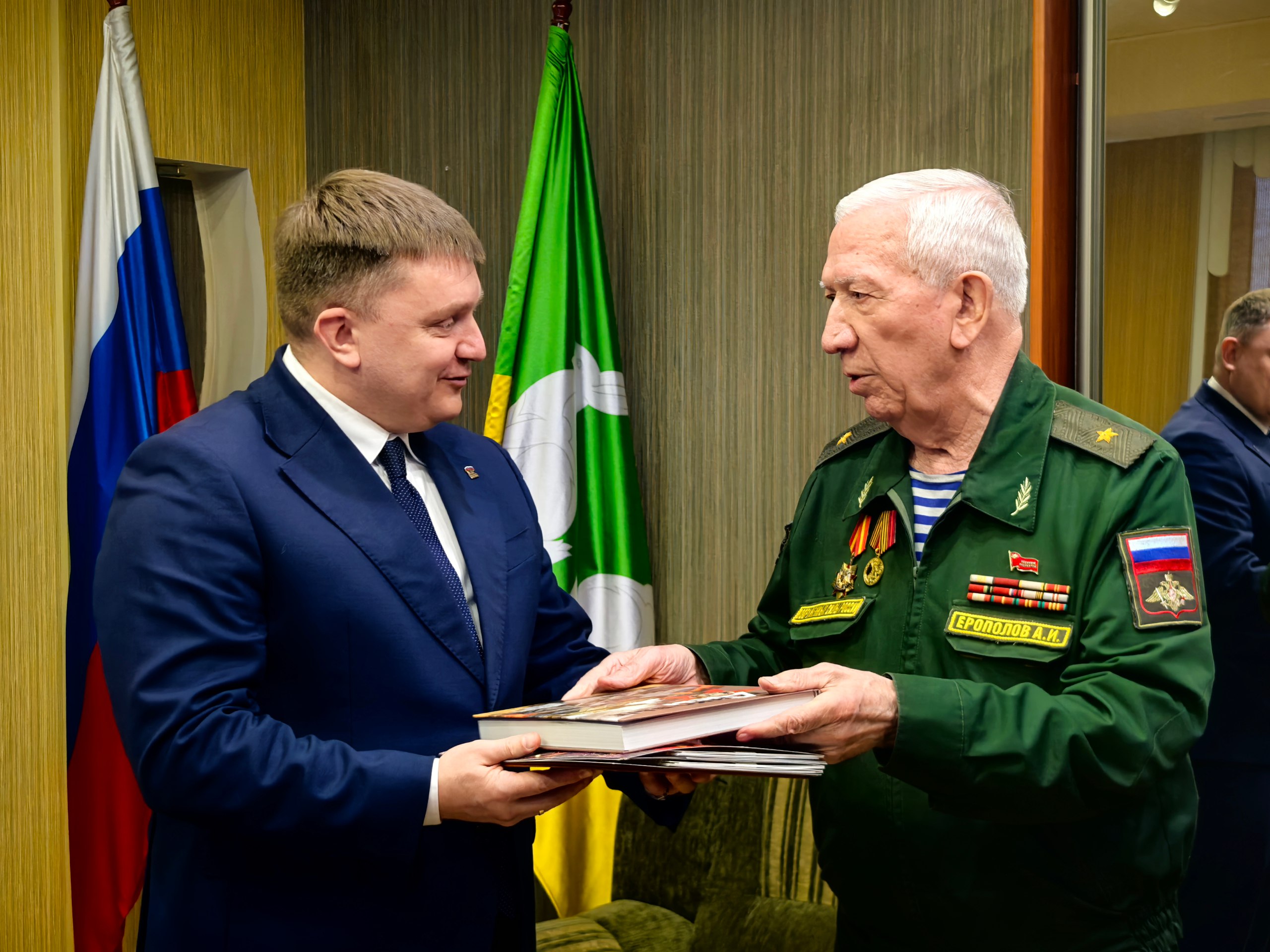 Сегодня в День воинской славы России в Ковров с визитом прибыли почетные гости: Игорь Дзис - полковник запаса, представитель Управления генеральных инспекторов Минобороны, Александр Еропов- генерал-майор запаса, руководитель... Сегодня в День воинской славы России в Ковров с визитом прибыли почетные гости: Игорь Дзис - полковник запаса, представитель Управления генеральных инспекторов Минобороны, Александр Еропов- генерал-майор запаса, руководитель...