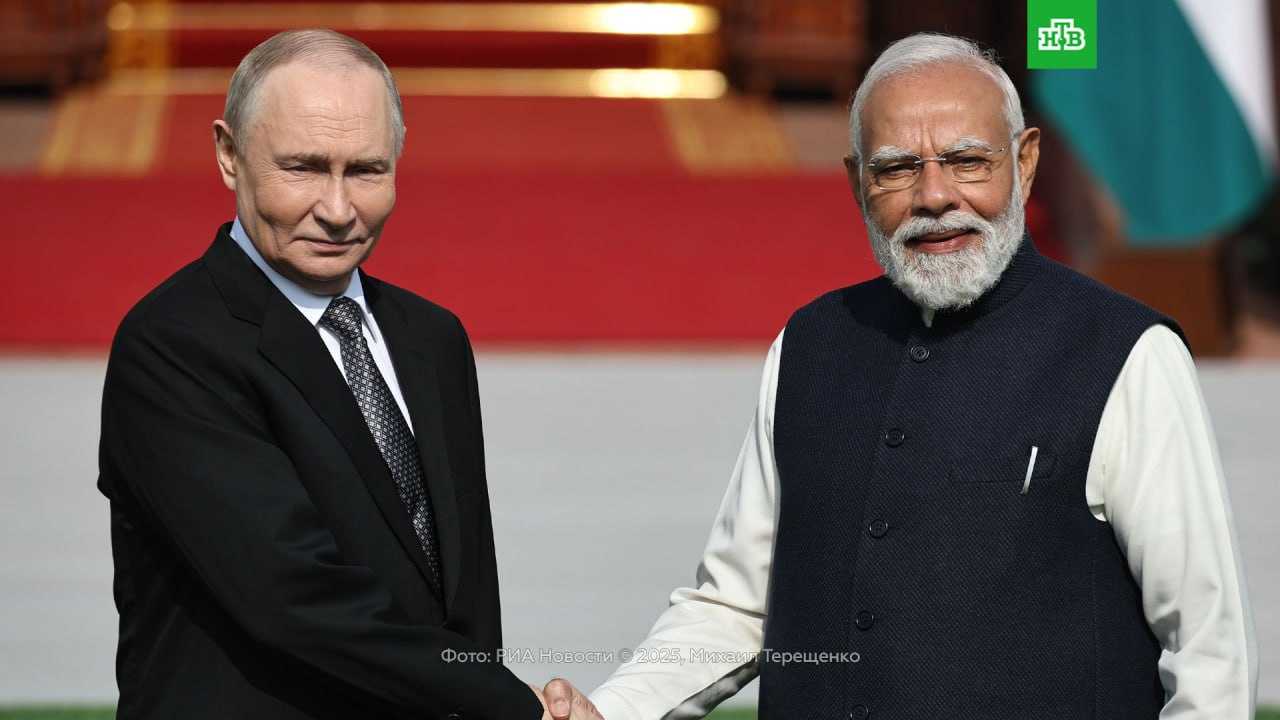 Красная ковровая дорожка, российские флаги и почетный караул: кадры официальной церемонии встречи Владимира Путина в Нью-Дели Красная ковровая дорожка, российские флаги и почетный караул: кадры официальной церемонии встречи Владимира Путина в Нью-Дели