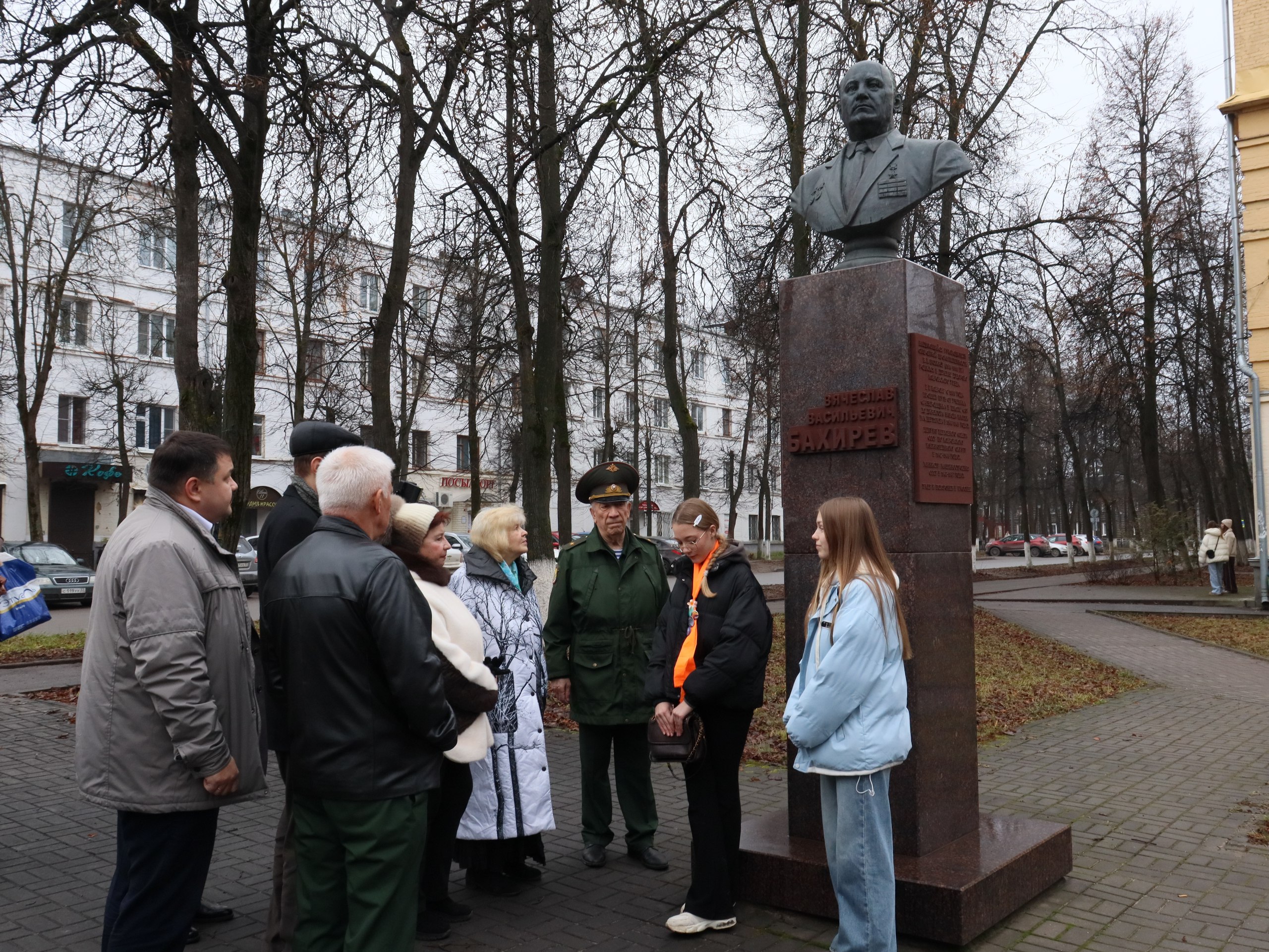 Сегодня в День воинской славы России в Ковров с визитом прибыли почетные гости: Игорь Дзис - полковник запаса, представитель Управления генеральных инспекторов Минобороны, Александр Еропов- генерал-майор запаса, руководитель... Сегодня в День воинской славы России в Ковров с визитом прибыли почетные гости: Игорь Дзис - полковник запаса, представитель Управления генеральных инспекторов Минобороны, Александр Еропов- генерал-майор запаса, руководитель...