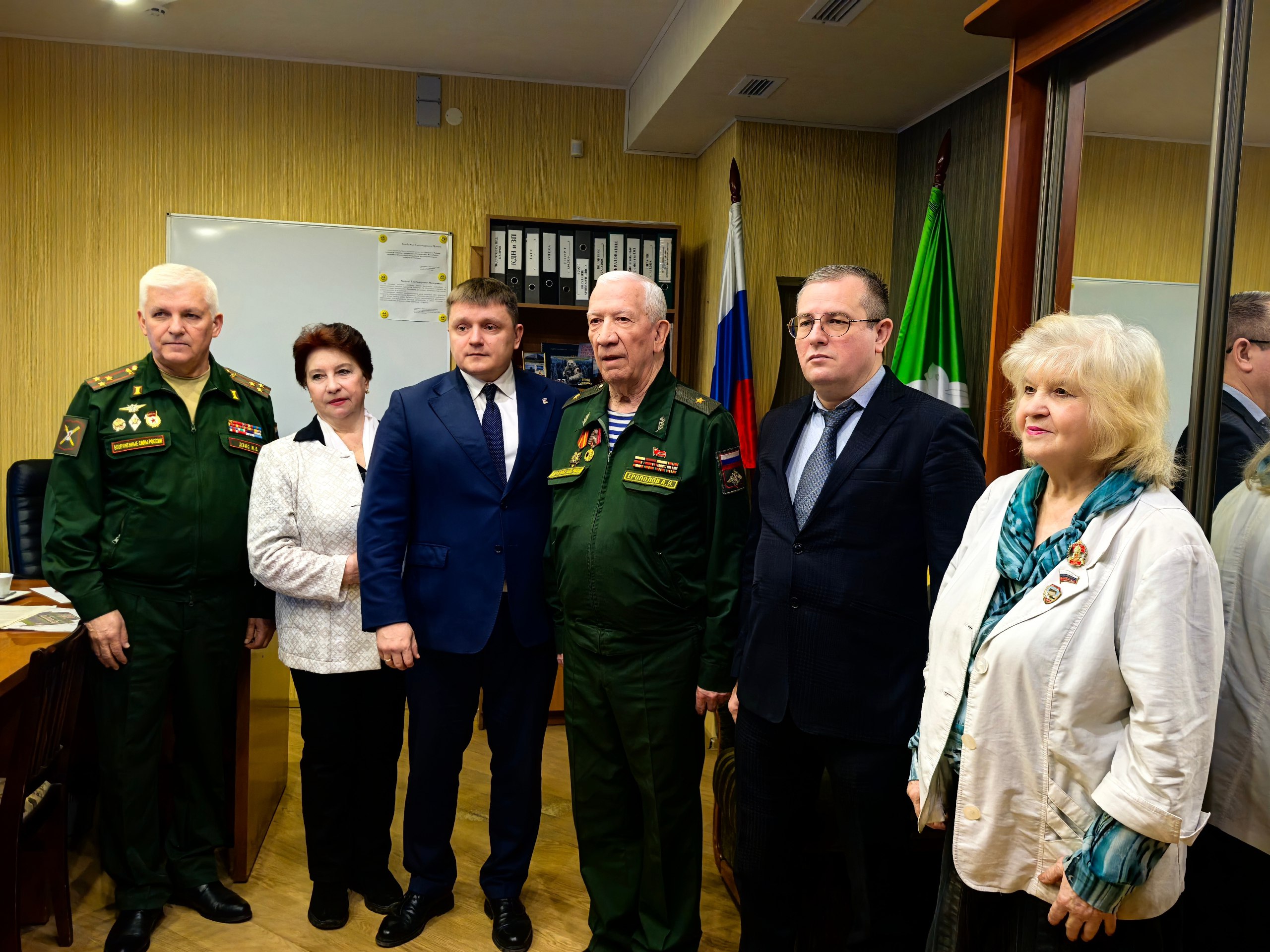 Сегодня в День воинской славы России в Ковров с визитом прибыли почетные гости: Игорь Дзис - полковник запаса, представитель Управления генеральных инспекторов Минобороны, Александр Еропов- генерал-майор запаса, руководитель... Сегодня в День воинской славы России в Ковров с визитом прибыли почетные гости: Игорь Дзис - полковник запаса, представитель Управления генеральных инспекторов Минобороны, Александр Еропов- генерал-майор запаса, руководитель...