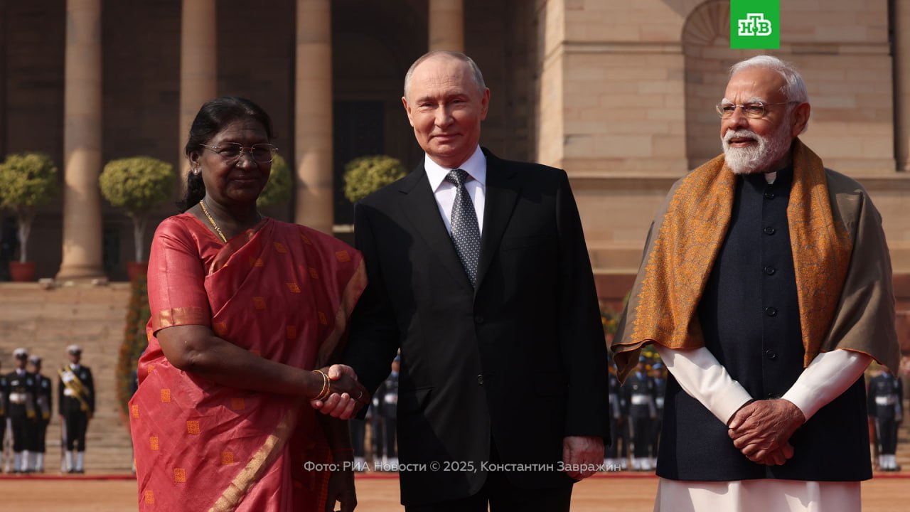 Красная ковровая дорожка, российские флаги и почетный караул: кадры официальной церемонии встречи Владимира Путина в Нью-Дели Красная ковровая дорожка, российские флаги и почетный караул: кадры официальной церемонии встречи Владимира Путина в Нью-Дели