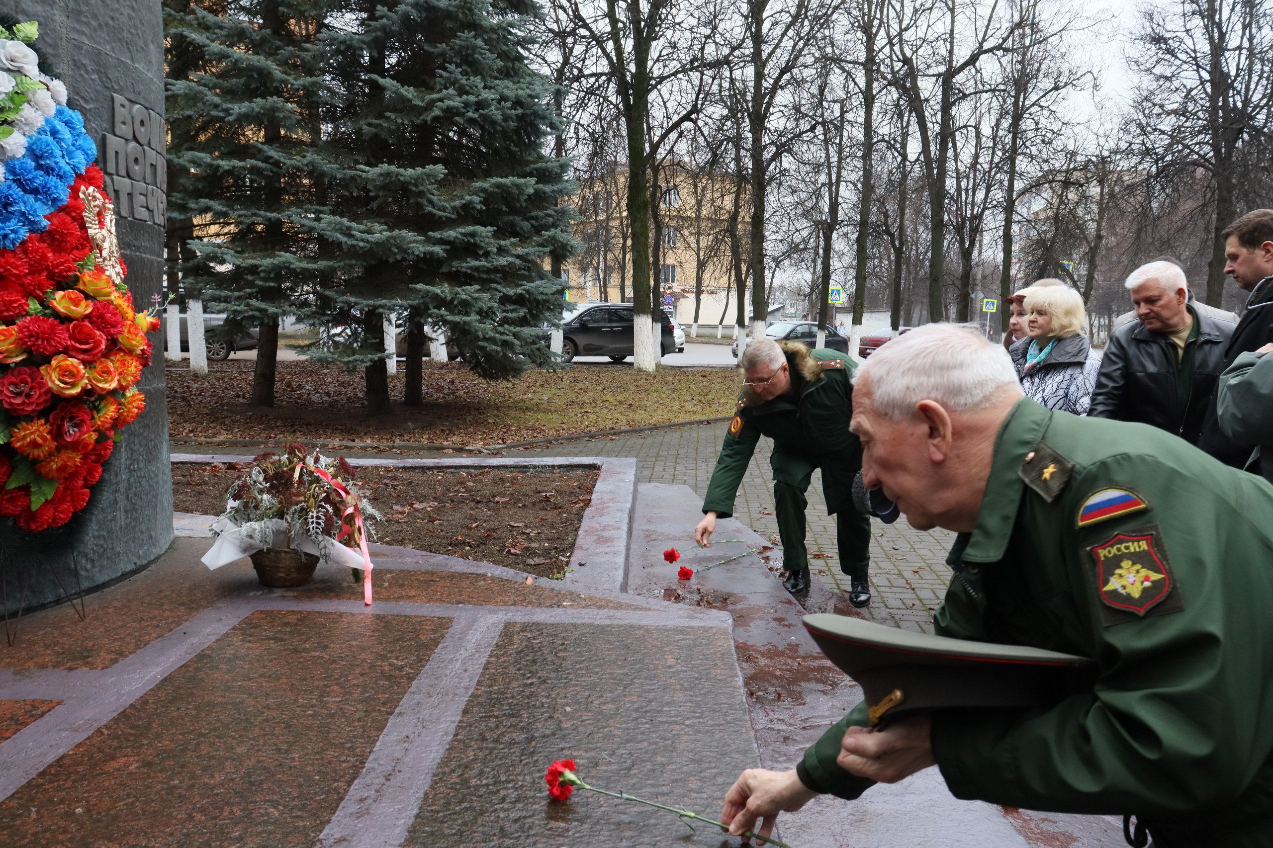 Сегодня в День воинской славы России в Ковров с визитом прибыли почетные гости: Игорь Дзис - полковник запаса, представитель Управления генеральных инспекторов Минобороны, Александр Еропов- генерал-майор запаса, руководитель...