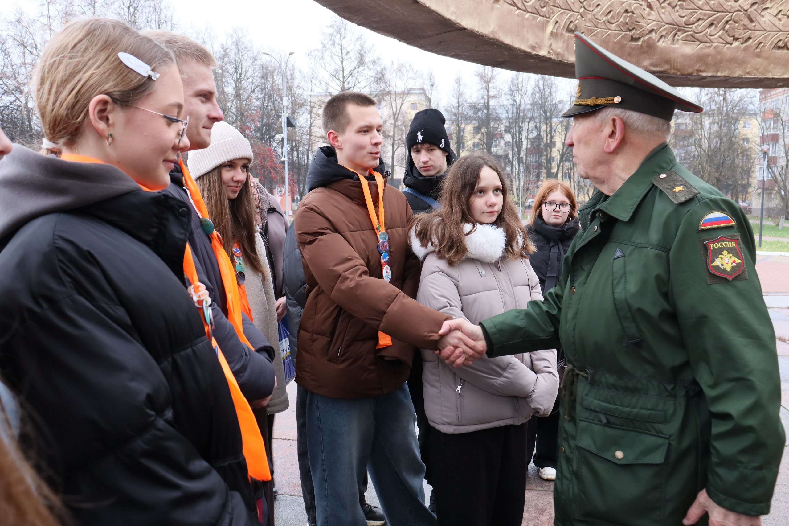 Сегодня в День воинской славы России в Ковров с визитом прибыли почетные гости: Игорь Дзис - полковник запаса, представитель Управления генеральных инспекторов Минобороны, Александр Еропов- генерал-майор запаса, руководитель... Сегодня в День воинской славы России в Ковров с визитом прибыли почетные гости: Игорь Дзис - полковник запаса, представитель Управления генеральных инспекторов Минобороны, Александр Еропов- генерал-майор запаса, руководитель...