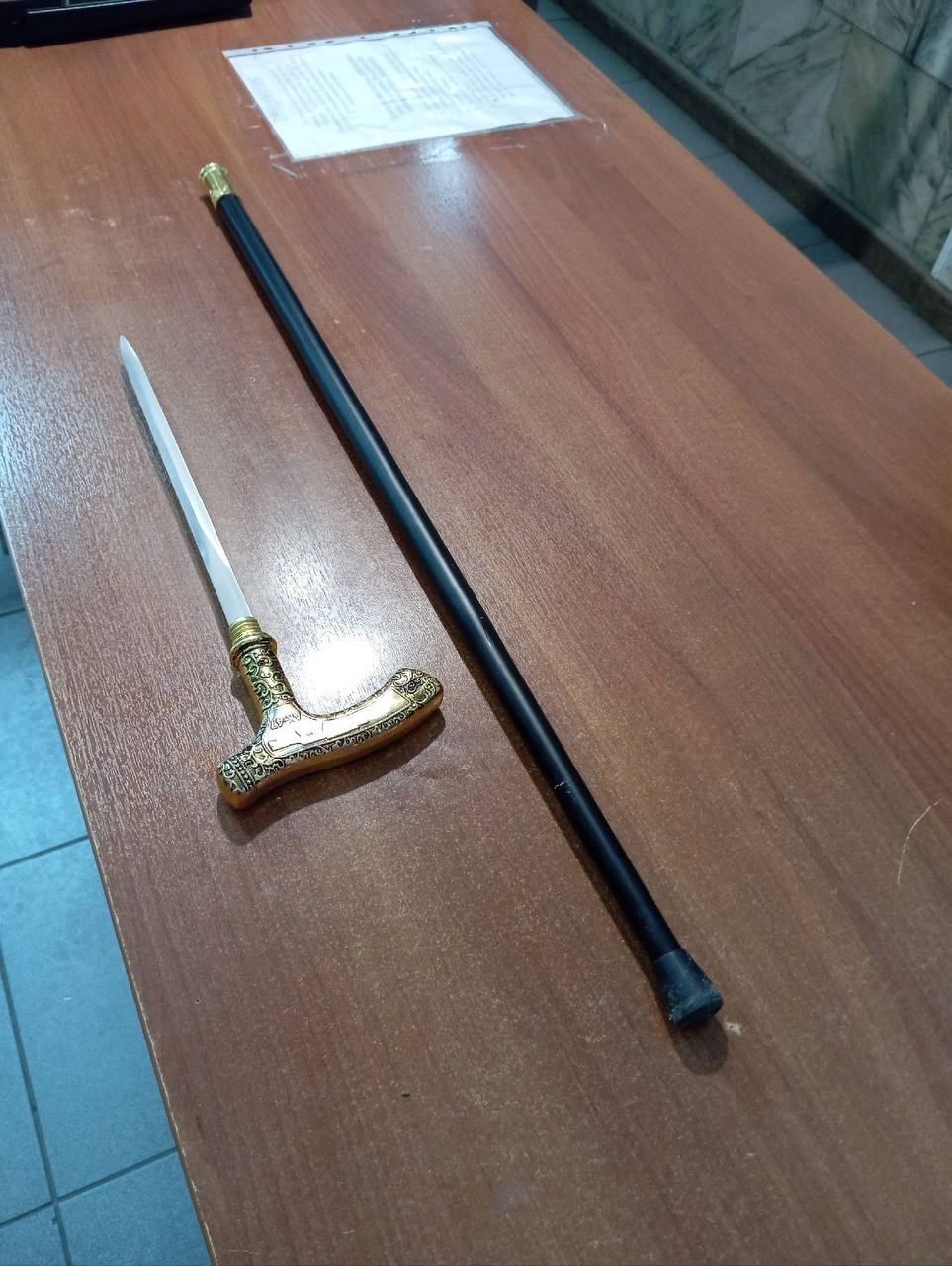 Во Владимире мужчина пытался пронести в суд металлический клинок, скрытый внутри трости