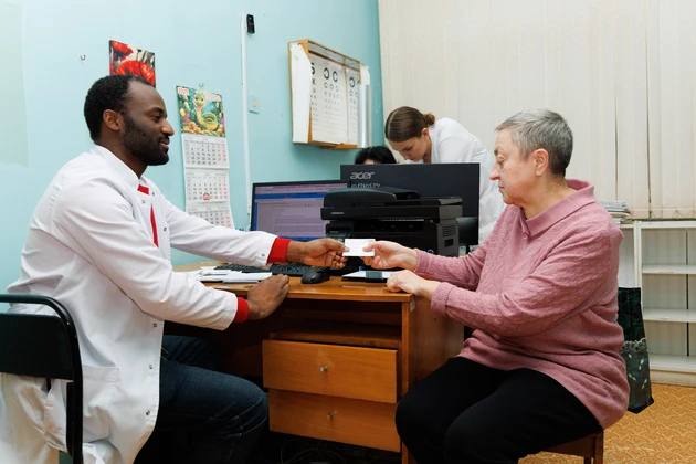 Врач-офтальмолог Дагобер Куенджин Мфабо родом из Камеруна Врач-офтальмолог Дагобер Куенджин Мфабо родом из Камеруна